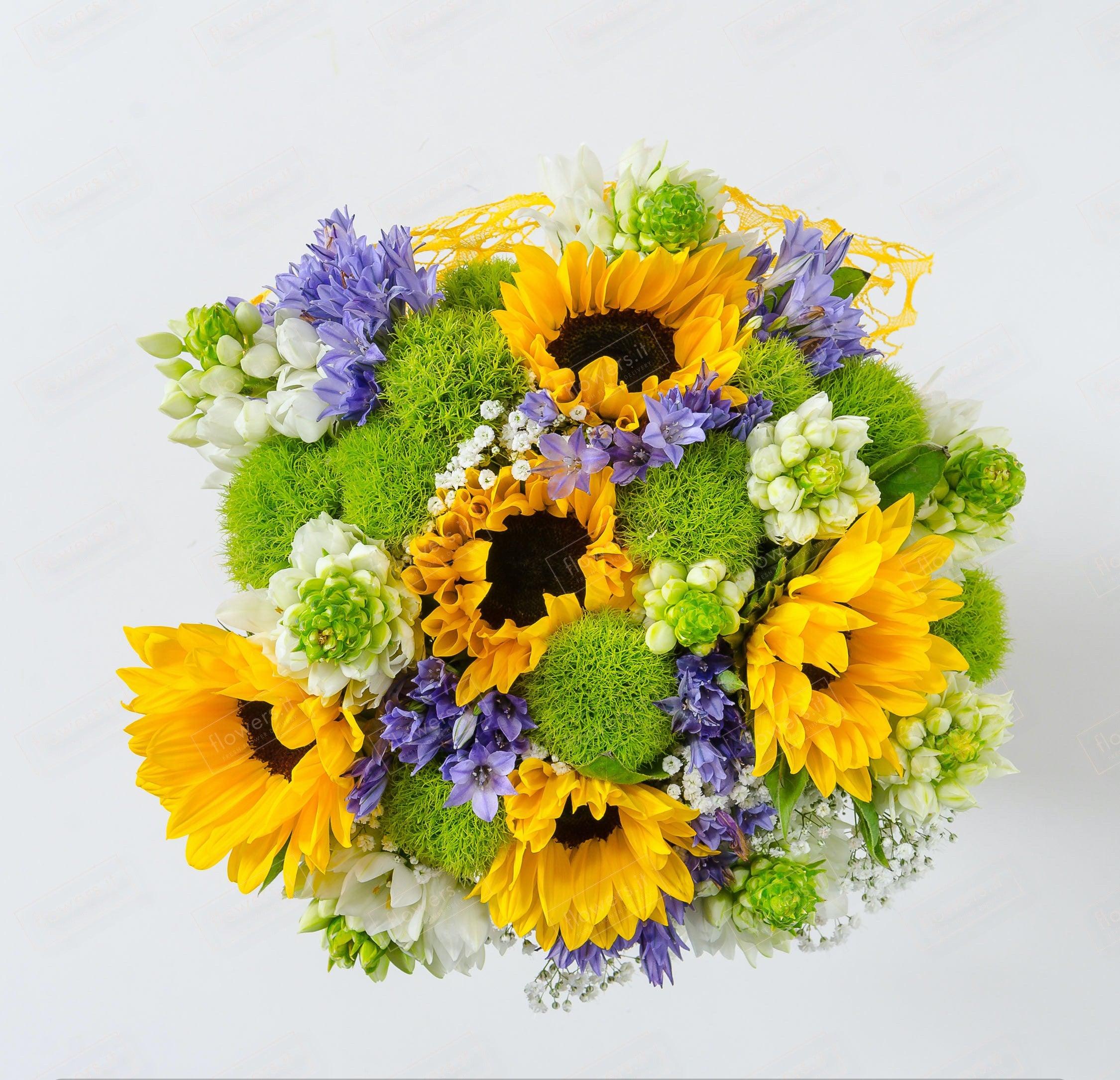 VITALITA' - Girasoli, ornitogallo, green trek e fiori di Fabiola - Girasoli e fiori di Fabiola con verde decorativo. | Flowers Delivery Consegna Fiori a Domicilio