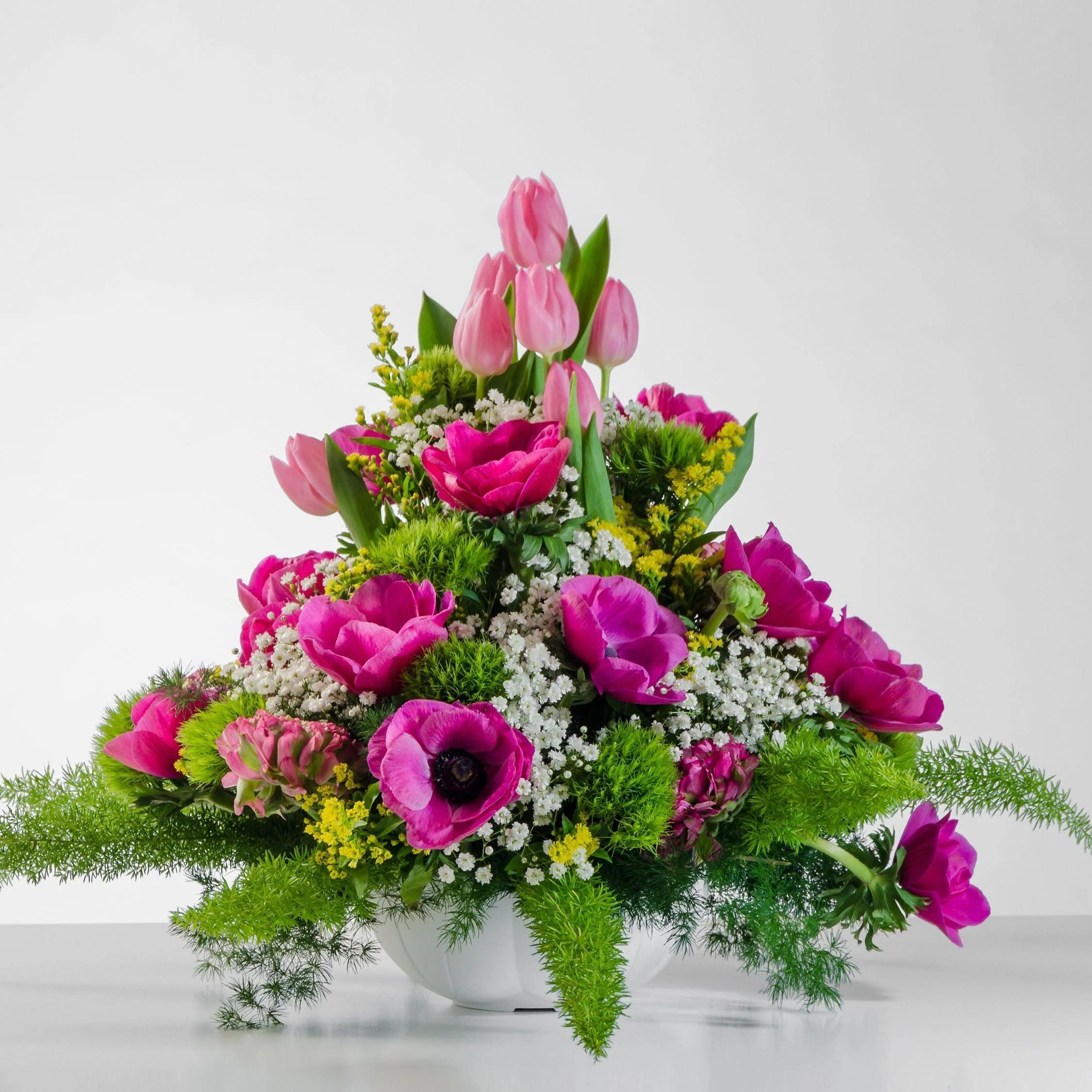 ALLEGRIA - Tulipani, anemoni, green trick, solidago - Bouquet vivace con fiori di stagione e verde. | Flowers Delivery Consegna Fiori a Domicilio