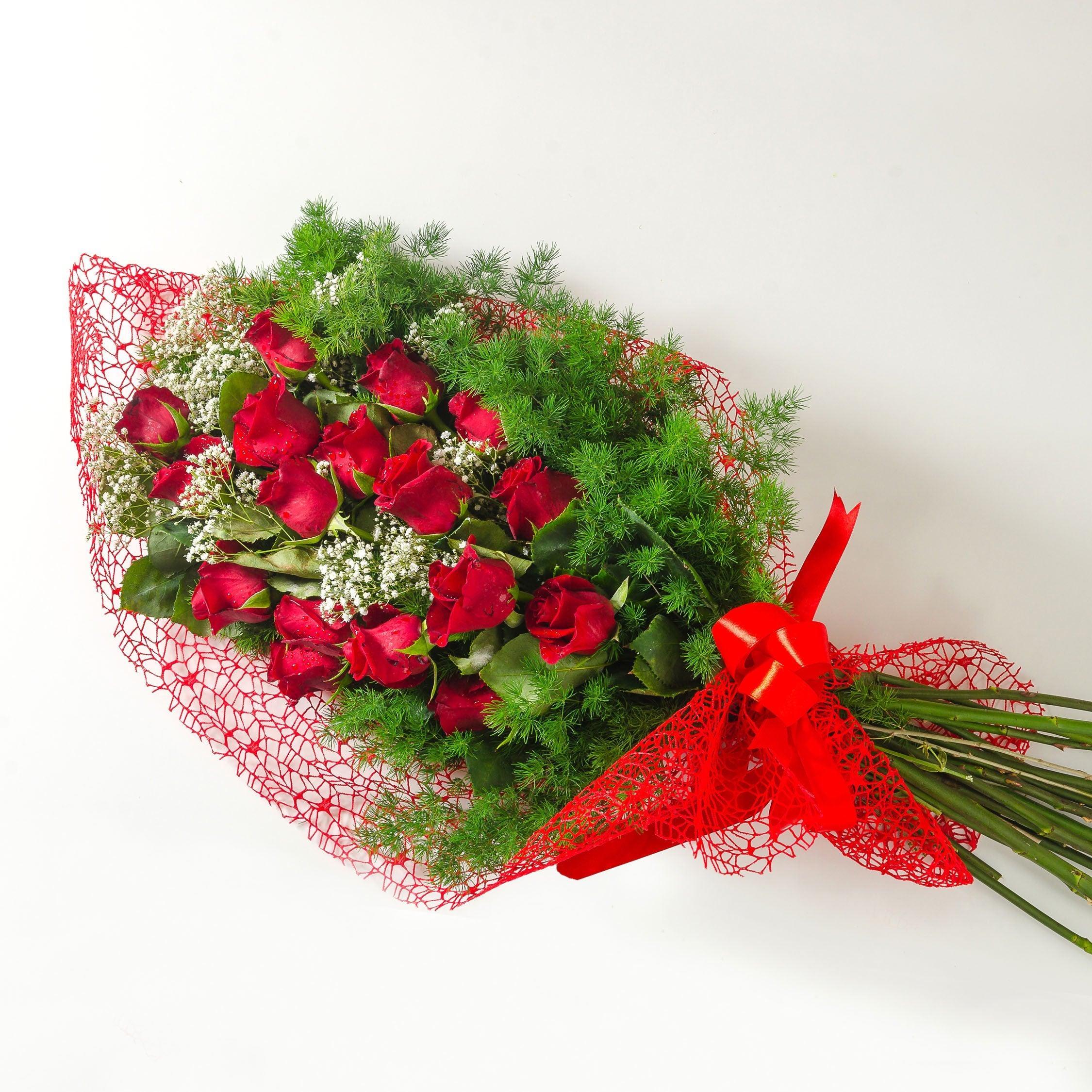 AMORE - Fascio di rose rosse - 6 rose rosse con verde e Gypsophila. | Flowers Delivery Consegna Fiori a Domicilio