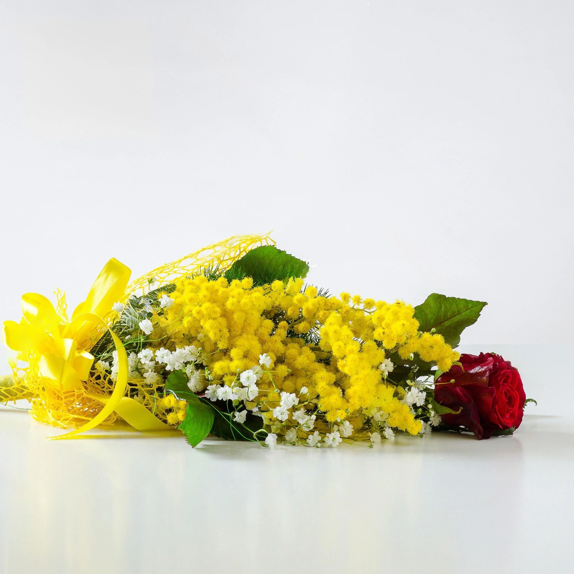 LA DONNA PIU' IMPORTANTE - Rosa e mimosa - Rosa rossa con mimosa. | Flowers Delivery Consegna Fiori a Domicilio