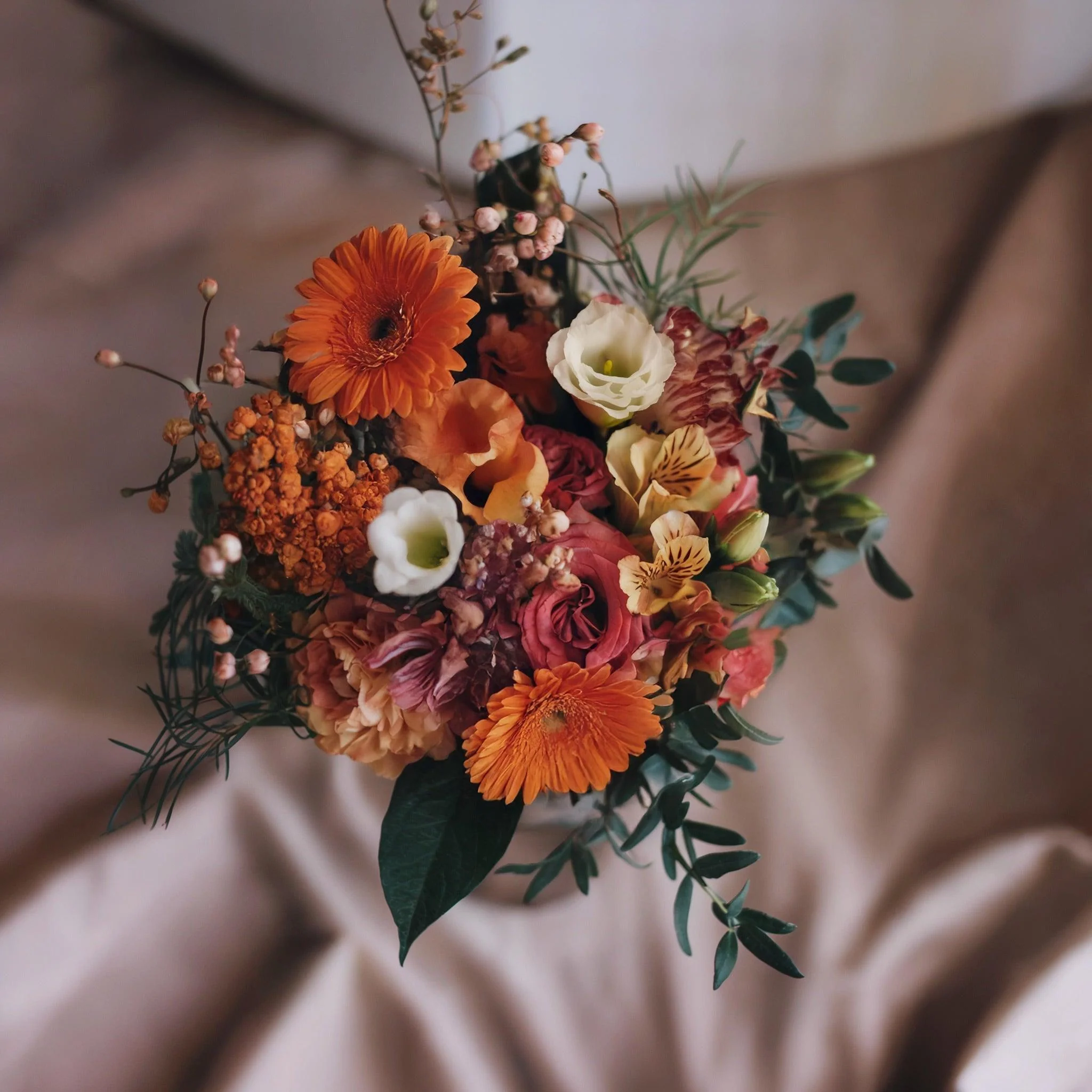 AURORA FULGIDA – Gerbere, Lisianthus, Roselline, Astromelia, Gypsophila e Verde